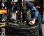 Tehnician reparând o anvelopă
